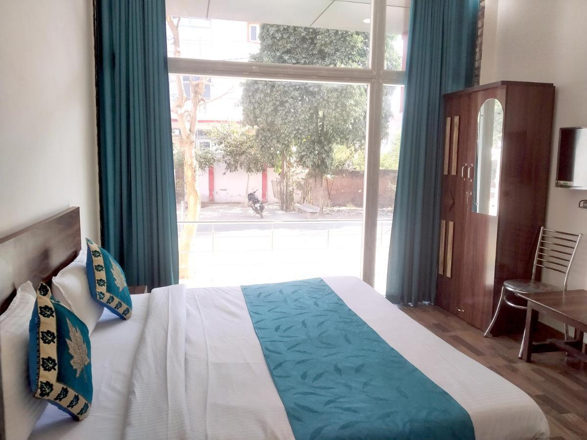 Nv Palace Hotel Vrindāvan Екстериор снимка